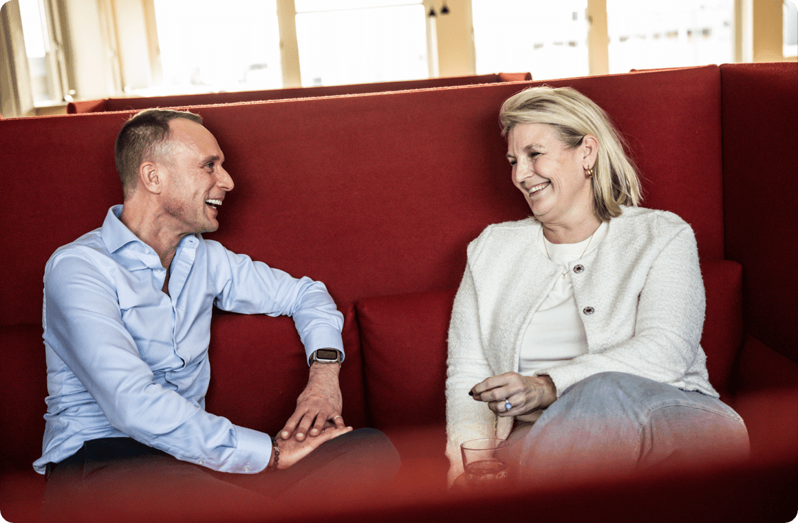 Foto van overleg tussen man en vrouw op een bank