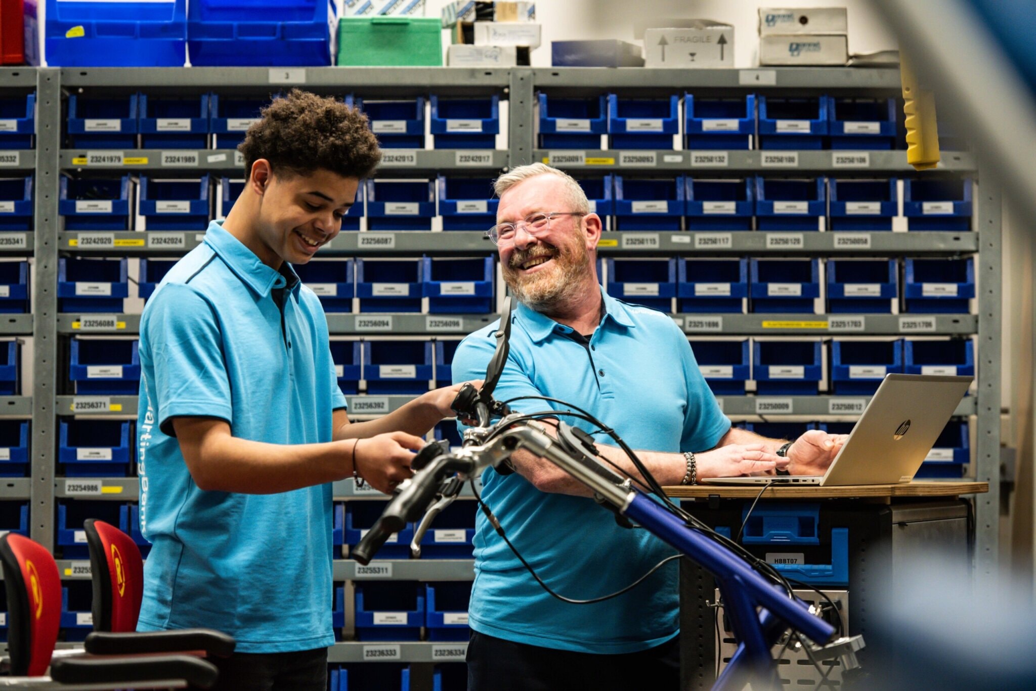 Foto van twee mannen die een vrolijk moment delen tijdens het werk aan een duofiets